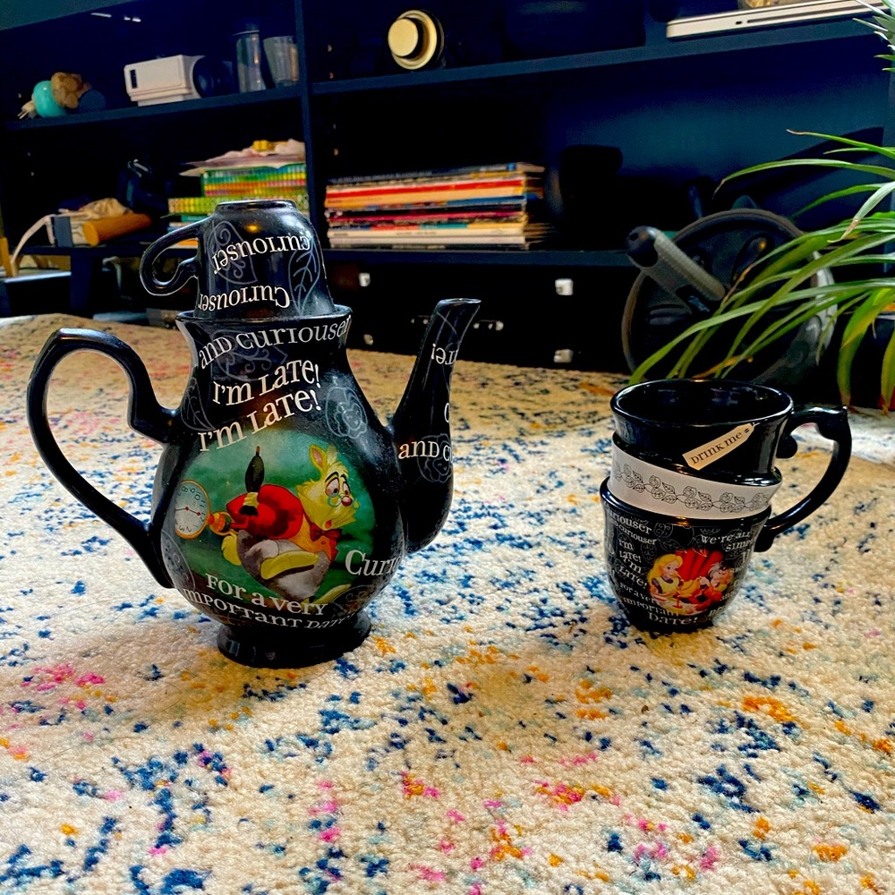 Disney Alice in Wonderland Teapot and Cup